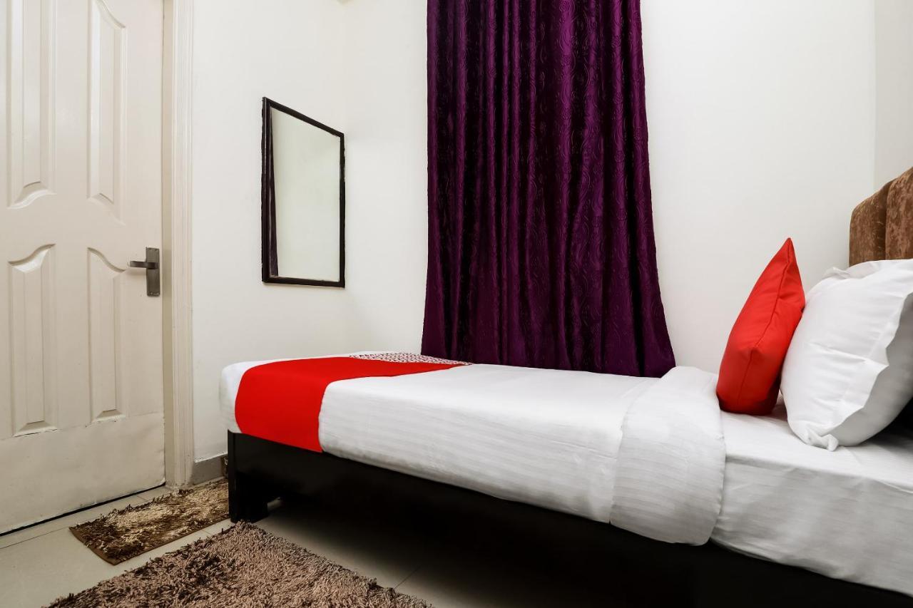 Collection O Ramji Grand Near Tdi Mall 4*