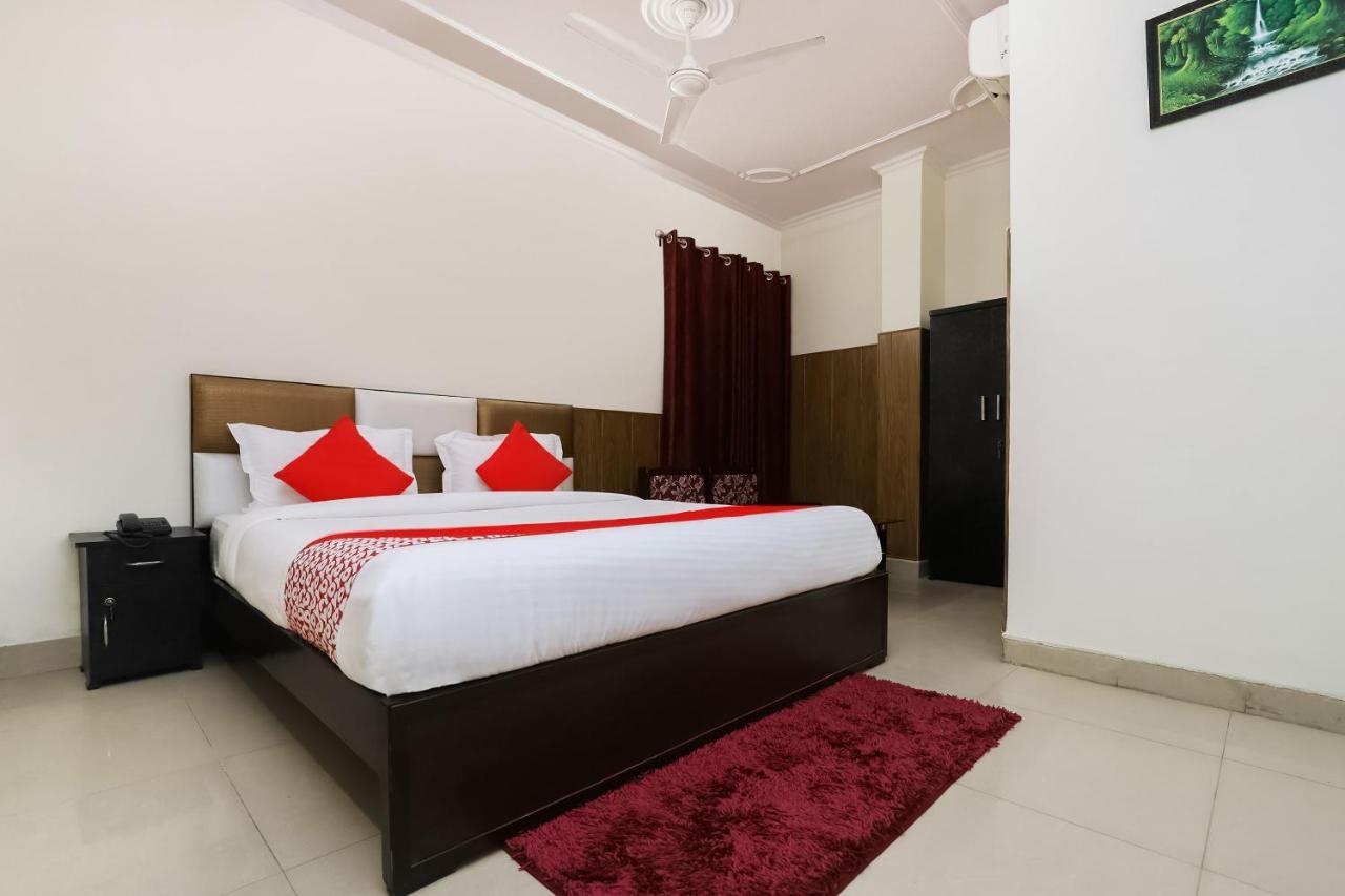 Collection O Ramji Grand Near Tdi Mall Hotel