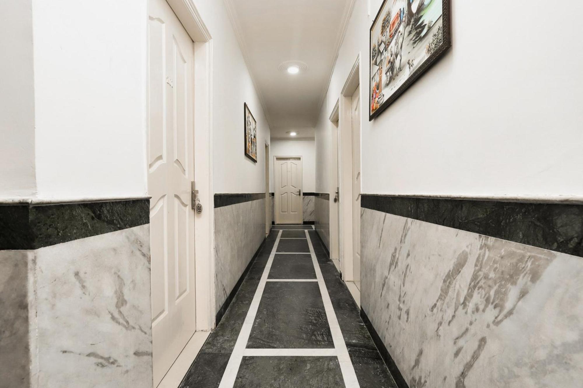 Collection O Ramji Grand Near Tdi Mall Hotel 4*