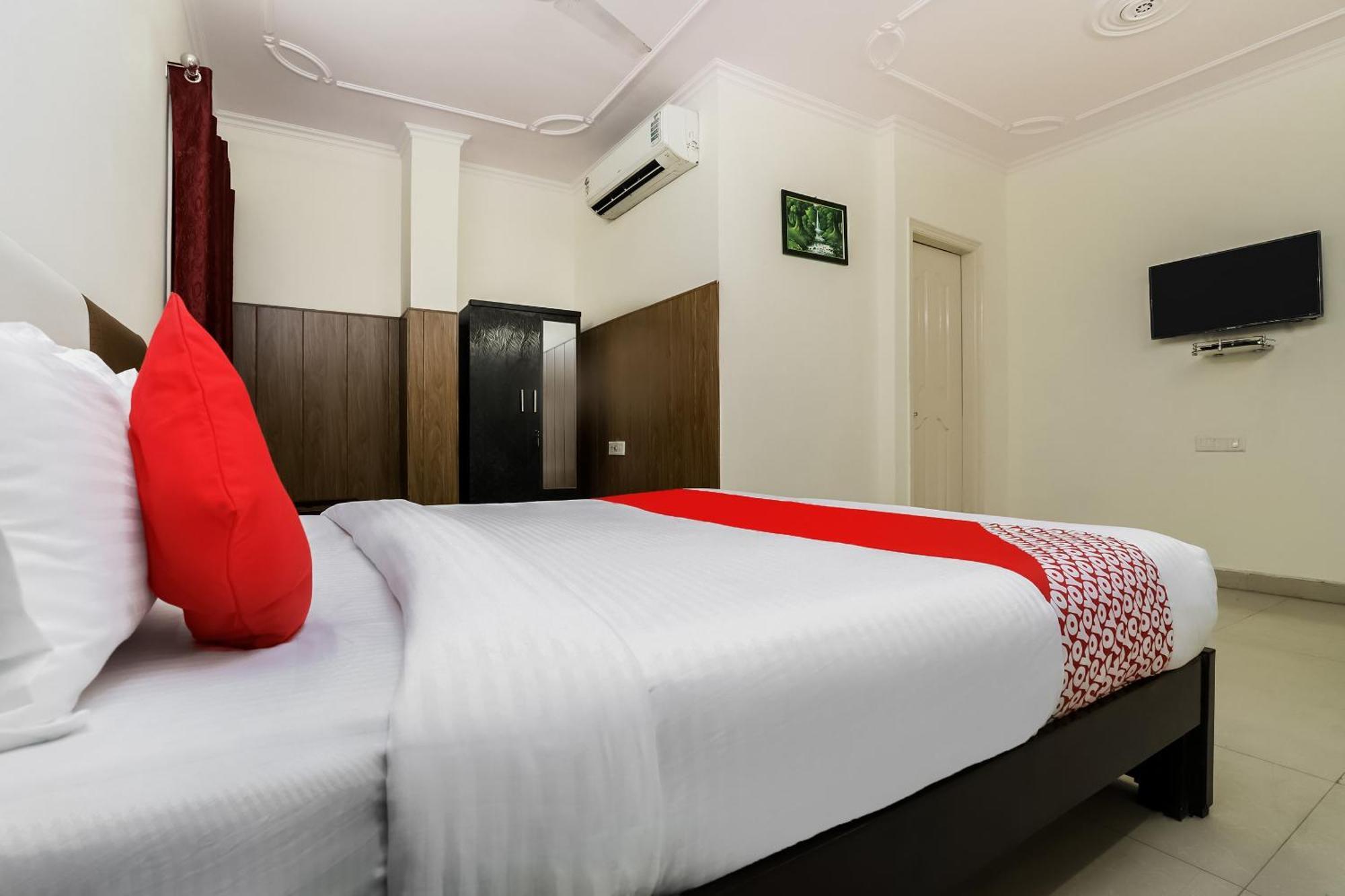 Hotel Collection O Ramji Grand Near Tdi Mall New Delhi